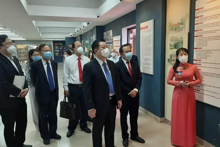 Đồng chí Nguyễn Trọng Nghĩa tham quan Phòng truyền thống ĐHQG TP Hồ Chí Minh.