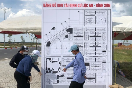 Một điểm giao dịch dựng hẳn bản đồ tổng thể các lô đất để giới thiệu cho khách tìm hiểu ngay trong khu tái định cư Lộc An - Bình Sơn.
