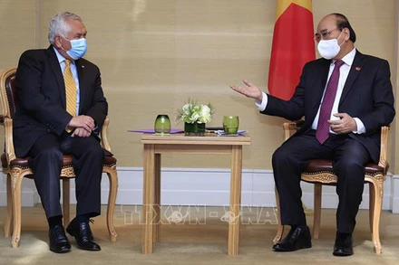 Chủ tịch nước Nguyễn Xuân Phúc tiếp Bộ trưởng Y tế Chile Oscar Enrique Paris. (Ảnh: Thống Nhất/TTXVN)