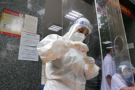 Lực lượng y tế làm nhiệm vụ xét nghiệm Covid-19. (Ảnh: DUY LINH)