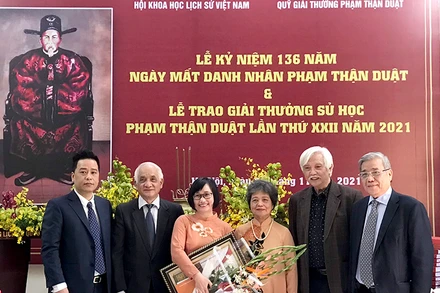 TS Nguyễn Kim Dung được trao giải nhất Giải thưởng sử học Phạm Thận Duật lần thứ 22, năm 2021.