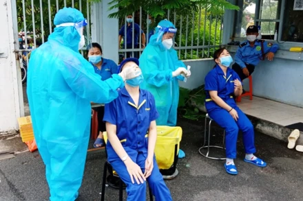 Một doanh nghiệp tổ chức test nhanh cho công nhân làm việc trong khu chế xuất Tân Thuận, quận 7.