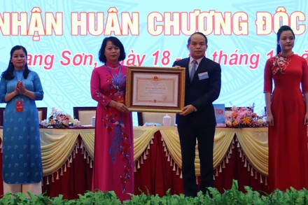 Đồng chí Nguyễn Quốc Đoàn, Ủy viên Trung ương Đảng, Bí thư Tỉnh ủy Lạng Sơn, thừa quyền của Chủ tịch nước trao tặng Huân chương Độc lập hạng Nhì cho Hội Liên hiệp phụ nữ tỉnh Lạng Sơn. 