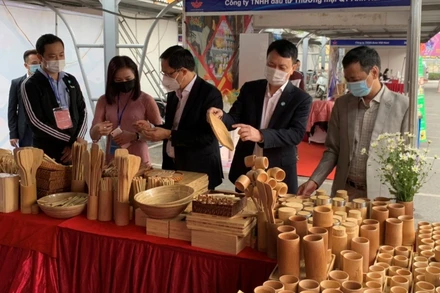 Đại diện các đơn vị tìm hiểu các sản phẩm hàng tiêu dùng được sản xuất từ tre, gỗ thân thiện với môi trường.
