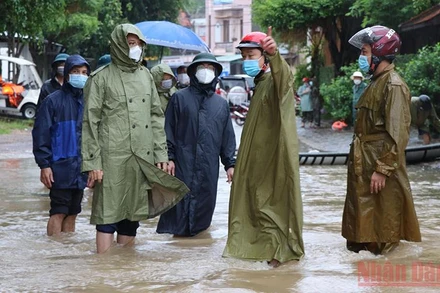 Ủy viên Trung ương Đảng, Bí thư Tỉnh ủy, Trưởng đoàn đại biểu Quốc Hội tỉnh Phú Yên kiểm tra, chỉ đạo công tác ứng phó lũ lụt tại Khu phố Ngân Sơn, thị trấn Chí Thạnh, huyện Tuy An.