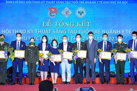 Đồng chí Bùi Quang Huy (thứ 4 từ phải sang trong ảnh) trao Kỷ niệm chương “Vì thế hệ trẻ” tặng lãnh đạo các bệnh viện.