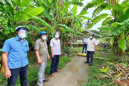 Bí thư Tỉnh ủy Cà Mau (cầm điện thoại) kiểm tra thực tế “điểm nóng” phong tỏa ở xã Khánh Hưng, huyện Trần Văn Thời.