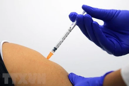 Tiêm vaccine ngừa Covid-19 cho người dân. (Ảnh: AFP/TTXVN)