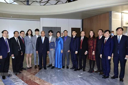 Chủ tịch nước Nguyễn Xuân Phúc với các đại biểu tại trụ sở Tổ chức Sở hữu trí tuệ thế giới (WIPO). (Ảnh: TTXVN)