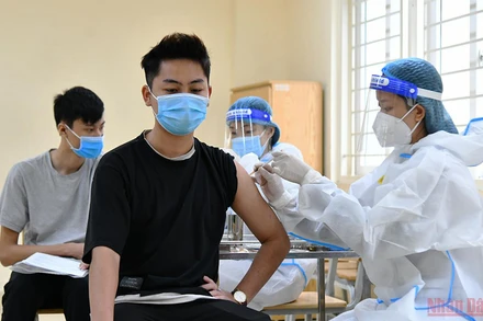 Tiêm vaccine phòng Covid-19 cho học sinh THPT tại Hà Nội. (Ảnh: Thủy Nguyên)