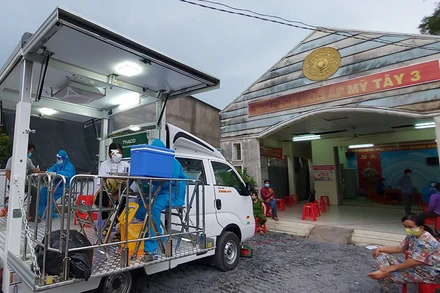 Xe lưu động tiêm ngừa Covid-19 cho người dân ấp Mỹ Tây 3, xã Mỹ Quý, huyện Tháp Mười.