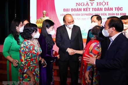 Chủ tịch nước Nguyễn Xuân Phúc với nhân dân phường Điện Biên, quận Ba Đình, Hà Nội. (Ảnh: TTXVN)