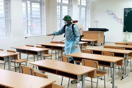 Các trường học thực hiện khử khuẩn để sẵn sàng đón học sinh trở lại trường.