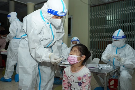 Thần tốc xét nghiệm cho người dân trong vùng phong tỏa.