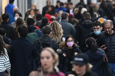 Người dân đi mua sắm ở phố Oxford, London, Anh ngày 20/10/2021. (Ảnh: Reuters)
