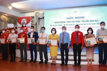 Tuyên dương 38 tập thể và 37 cá nhân “Hoa việc thiện” tiêu biểu năm 2021.