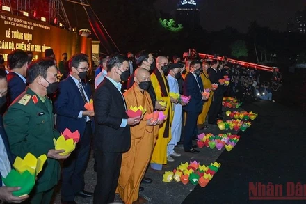 Thả hoa đăng tưởng niệm đồng bào và cán bộ, chiến sĩ hy sinh, tử vong trong đại dịch Covid-19. (Ảnh: DUY LINH)