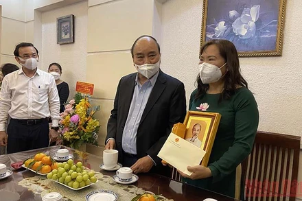 Chủ tịch nước Nguyễn Xuân Phúc thăm hỏi, chúc mừng Nhà giáo ưu tú Triệu Thị Huệ nhân Ngày Nhà giáo Việt Nam.