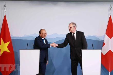 Chủ tịch nước Nguyễn Xuân Phúc và Tổng thống Thụy Sĩ Guy Parmelin đồng chủ trì họp báo. (Ảnh: TTXVN)