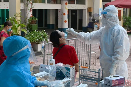 Lấy mẫu xét nghiệm cho người dân ở Hà Nội. (Ảnh: DUY LINH)