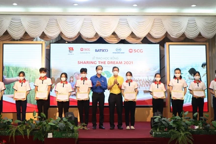 Trao học bổng cho 50 học sinh trung học phổ thông tỉnh Long An có hoàn cảnh khó khăn bị ảnh hưởng bởi dịch Covid-19.