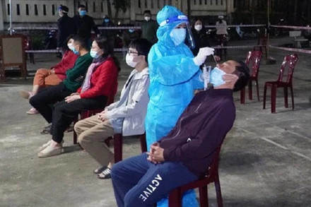 Lấy mẫu xét nghiệm cho người dân thị trấn Đồng Lê, huyện Tuyên Hóa.