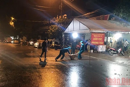 Dỡ bỏ chốt kiểm soát trên đường Lý Thường Kiệt, phường Ngọc Hà, TP Hà Giang.