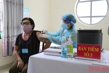 Đến hết ngày 28/11, Phú Yên đã có 86,9% dân số từ 18 tuổi trở lên tiêm vaccine phòng Covid-19, trong đó người tiêm đủ 2 mũi chiếm tỷ lệ 56,91%.