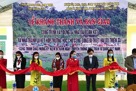 Cắt băng khánh thành, bàn giao nhà đại đoàn kết và nhà tránh lũ ho bản Sắt, xã Trường Sơn, huyện Quảng Ninh.