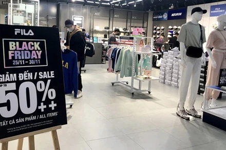 Các mức ưu đãi, giảm giá sâu không giúp các cửa hàng thu hút thêm nhiều khách hàng trong ngày hội mua sắm năm nay. (Ảnh: TTXVN)