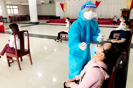 Tích cực lấy mẫu xét nghiệp sàng lọc phát hiện F0 trong cộng đồng tại tỉnh Sóc Trăng.