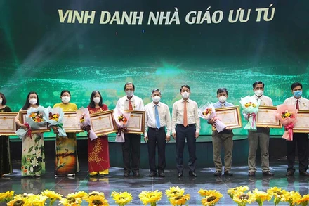 Trao danh hiệu Nhà giáo ưu tú cho các thầy, cô giáo.