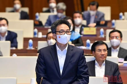 Phó Thủ tướng Chính phủ Vũ Đức Đam đăng đàn, làm rõ thêm những vấn đề mà các đại biểu Quốc hội nêu trong phiên chất vấn sáng 11/11. (Ảnh: LINH NGUYÊN)