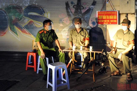 Tổ Covid-19 cộng đồng phường Hàng Đào, Hoàn Kiếm, Hà Nội. (Ảnh: DUY LINH)