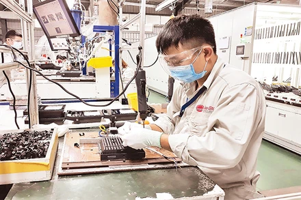 Sản xuất tại Công ty cổ phần Bóng đèn Phích nước Rạng Đông (Ảnh minh họa).