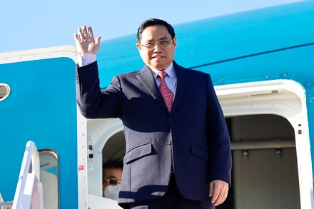 Thủ tướng Chính phủ Phạm Minh Chính tại sân bay Prestwick, Scotland (Vương quốc Anh), lên đường thăm chính thức Cộng hòa Pháp từ ngày 3 - 5/11. (Ảnh: VGP)