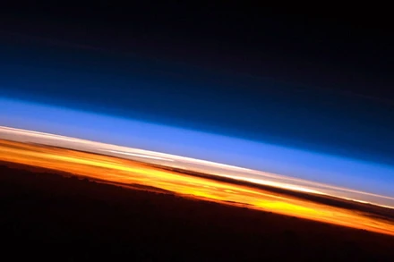 Tầng đối lưu (màu cam) là tầng thấp nhất của khí quyển Trái đất và là nơi xảy ra gần như mọi hiện tượng thời tiết. Trong 40 năm qua, ranh giới giữa tầng đối lưu và tầng bình lưu lân cận (màu hồng) đã tăng lên do biến đổi khí hậu. Ảnh: NASA.