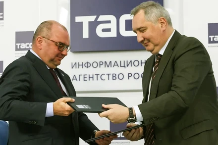 Đại diện TASS và Roscosmos ký bản ghi nhớ hợp tác. (Ảnh: TASS)