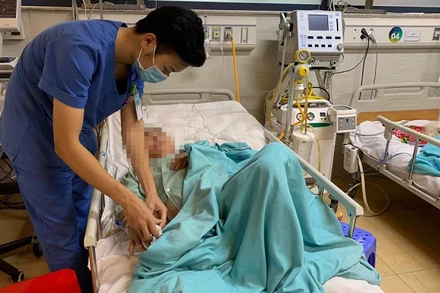 Nhân lực chăm sóc người cao tuổi còn thiếu. 