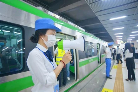 Nhân viên tàu điện Cát Linh-Hà Đông hướng dẫn hành khách mua vé và bảo đảm trật tự trước khi lên tàu.