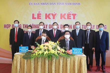Lễ ký kết hợp đồng thi công gói thầu xây dựng, lắp đặt thiết bị công trình giữa UBND tỉnh Nam Định và đại diện Vinaconex.