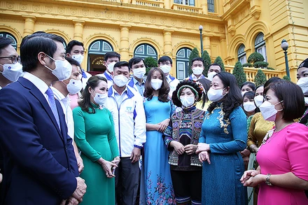 Phó Chủ tịch nước Võ Thị Ánh Xuân (hàng đầu, thứ 3 từ trái sang trong ảnh), trò chuyện cùng các thầy, cô giáo tham gia Chương trình “Chia sẻ cùng thầy cô” năm 2021. 