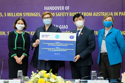 Bộ trưởng Y tế Nguyễn Thanh Long tiếp nhận hỗ trợ từ Chính phủ Australia và UNICEF.