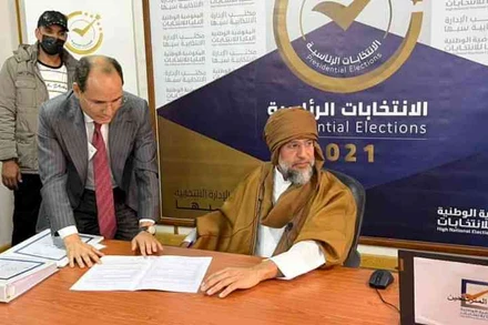 Ông Saif al-Islam Gaddafi (phải) đăng ký tranh cử ở thành phố Sebha. (Ảnh: The Guardian/Reuters)