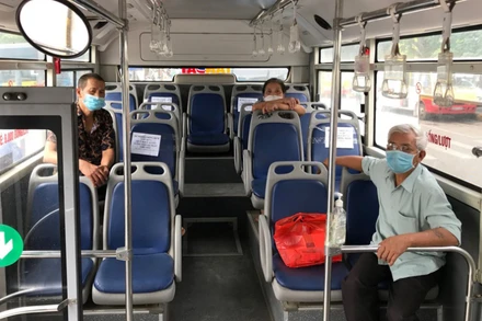 Hành khách bảo đảm ngồi giãn cách khi đi xe buýt.
