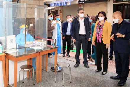 Phó Bí thư Thường trực Thành ủy Hà Nội Nguyễn Thị Tuyến kiểm tra công tác phòng, chống dịch Covid-19 tại quận Ba Đình (Hà Nội). (Ảnh: Quang Thái)