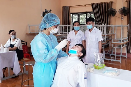 Cán bộ y tế đang khẩn trương lấy mẫu xét nghiệm đối với 100% dân số đối với 8 phường ở TP Thái Nguyên.