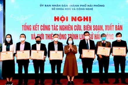 Trao Bằng khen tặng tập thể và 7 cá nhân có thành tích xuất sắc trong biên soạn bộ Lịch sử Hải Phòng.
