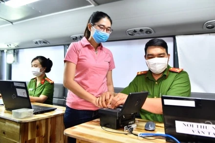 Công an TP Hồ Chí Minh làm thẻ căn cước công dân gắn chip cho người dân.