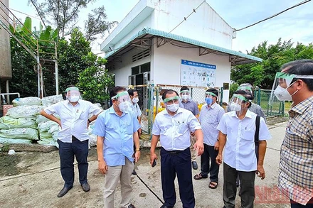 Lãnh đạo tỉnh Cà Mau kiểm tra hình hình ùn ứ rác y tế tại khu tập kết rác của Bệnh viện đa khoa Cà Mau.